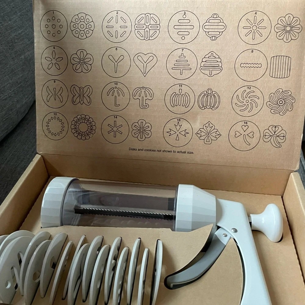 Pampered Chef White Cookie Press with 16 Multidesign Discs 3” ea In original box
